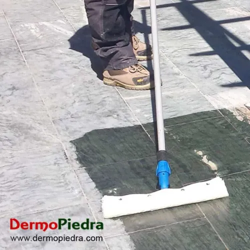 Fila StonePlus 1 litro, protector antimanchas con efecto reavivante.